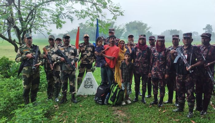 বিজিবির কাছে ৫ বাংলাদেশিকে হস্তান্তর করল বিএসএফ