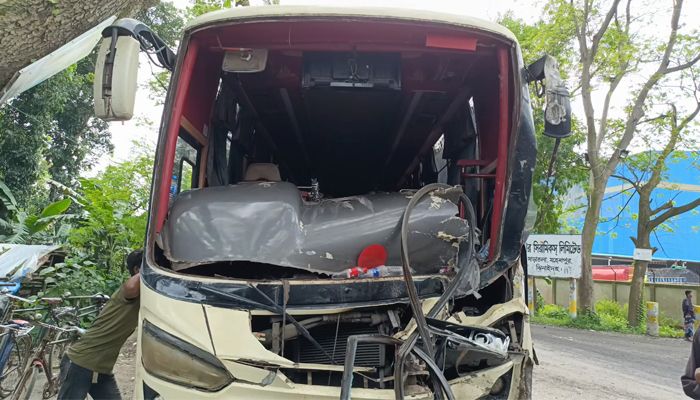 মহেশপুরে বাস ও ট্রাকের সংঘর্ষে আহত ১৫