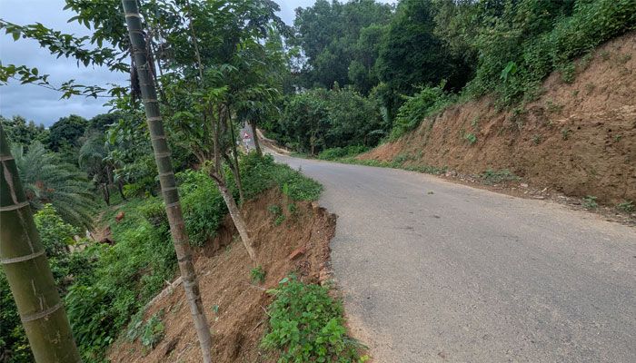 নির্মাণের ৪ মাসেই সড়কে ধস