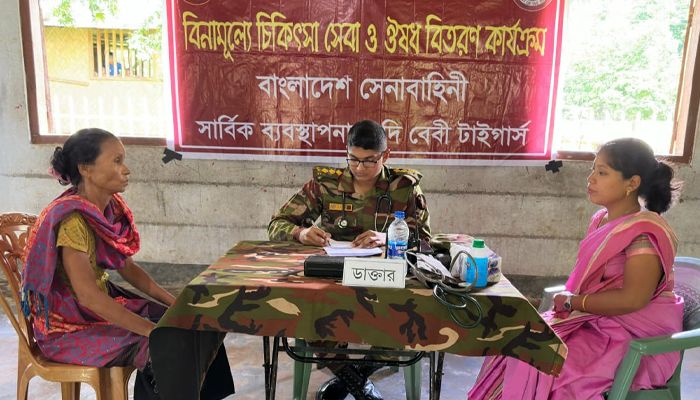 দীঘিনালায় সেনাবাহিনীর বিনামূল্যে মেডিকেল ক্যাম্প, সেবা পেলেন শতাধিক মানুষ