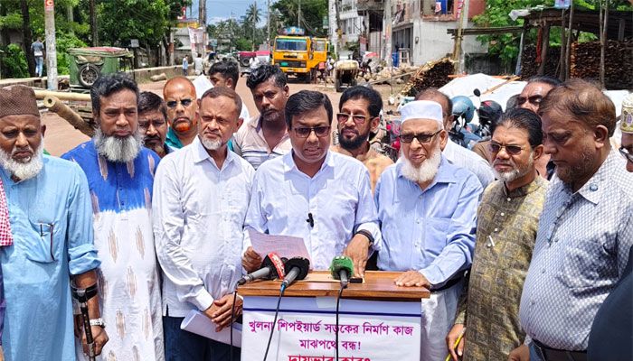 খুলনার শিপইয়ার্ড সড়ক যেন দুর্ভোগের প্রতীক