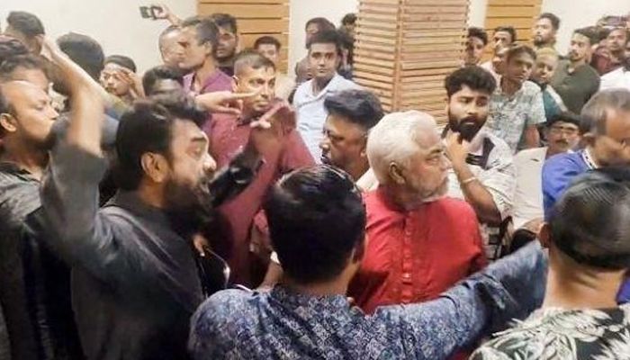 খুলনায় কেন্দ্রীয় নেতাদের উপস্থিতিতে এনসিপির দুই গ্রুপে হাতাহাতি