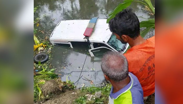 ডুমুরিয়ায় অ্যাম্বুলেন্স খাদে পড়ে নারী নিহত
