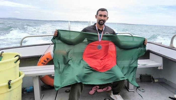 ৩৭ বছর পর ইংলিশ চ্যানেল জয় আরেক বাংলাদেশির