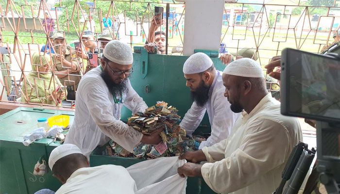 চার মাস ১৮ দিন পর ঐতিহাসিক পাগলা মসজিদের ১৪টি লোহার দানবাক্স খোলা হয়েছে। প্রবা ফটো