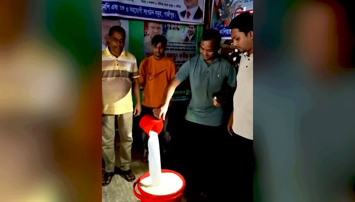 আওয়ামী লীগ নিয়ে প্রবেশ করায় দুধ দিয়ে ধোয়া হল বিএনপি অফিস