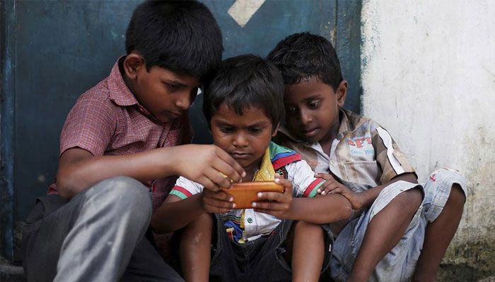 মোবাইল আসক্তিতে পড়ালেখা লাটে