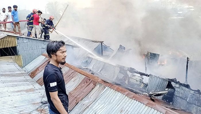 মহাখালীর সাততলা বস্তির আগুন নিয়ন্ত্রণে