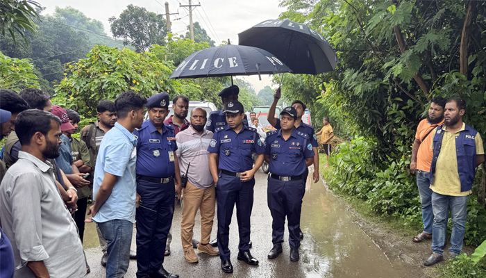 মতলবে অটোরিকশা চালককে কুপিয়ে ও গুলি করে হত্যা