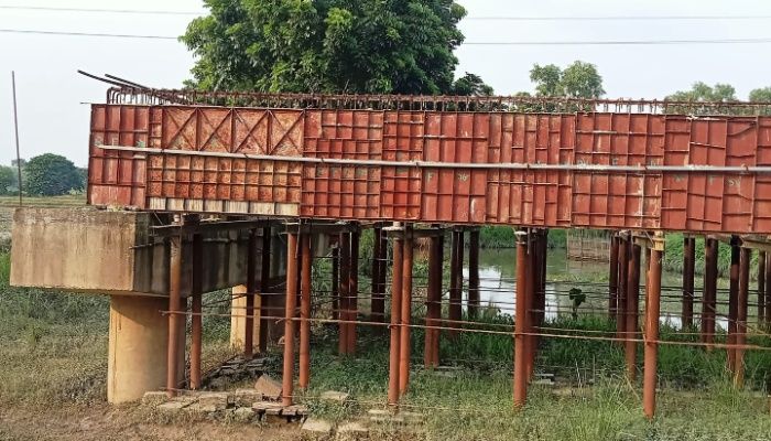৪ বছর ধরে ঝুলছে নির্মাণকাজ