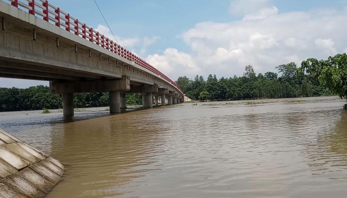 আত্রাই নদীর পানি বিপদসীমার ৩৭ সেমি ওপরে, ঝুঁকিতে বাঁধ