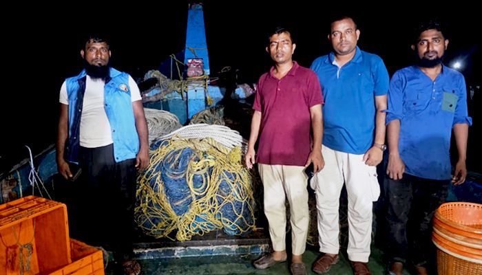 গলাচিপায় অবৈধ ট্রলিং বোটসহ ১৫ জেলে আটক