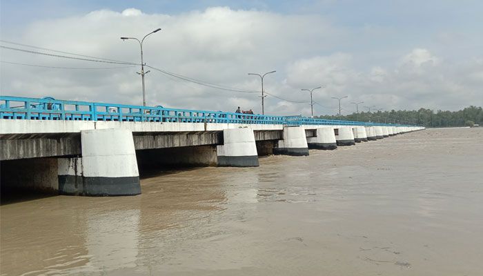 তিস্তা নদীর পানি ডালিয়া পয়েন্টে বিপৎসীমার ওপর দিয়ে প্রবাহিত হচ্ছে। প্রবা ফটো