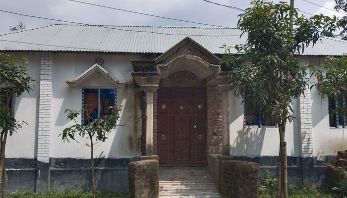 মামলা করায় আসামিদের ভয়ে বাড়িছাড়া পরিবার