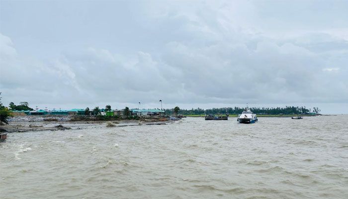 নোয়াখালীর উপকূলে ঝোড়ো হাওয়া-বৃষ্টি, হাতিয়ায় নৌ চলাচল বন্ধ