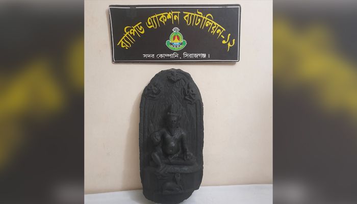 কষ্টি পাথরের মূর্তি উদ্ধার, আটক ২