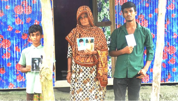 শহীদের ছবি নিয়ে আজও কাঁদছেন স্বজনরা
