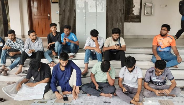 পাবিপ্রবি হলের সিটে ১০% কোটা বাতিল দাবিতে আমরণ অনশনে ৫ শিক্ষার্থী