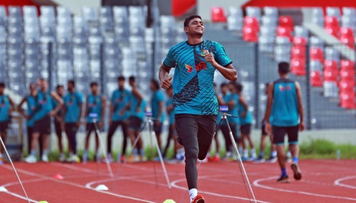  আজ রবিবার  গুলিস্তানের জাতীয় স্টেডিয়ামে ১৬শ মিটার দৌড় ৫ মি. ৩১ সে. এ শেষ করেছেন নাহিদ। ছবি: আ .ই. আলীম