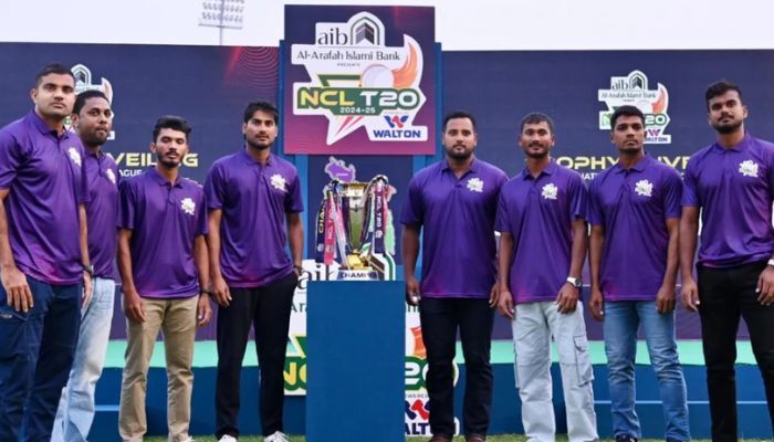 কোচের দায়িত্বে রয়েছেন যারা