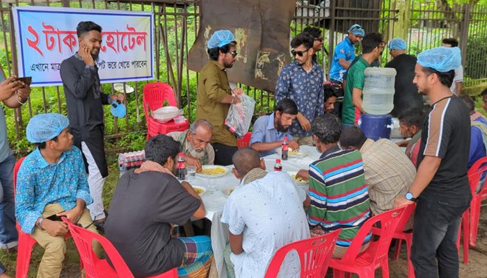 রাজবাড়ীতে শ্রমজীবীদের জন্য ‘২ টাকার হোটেল’, ব্যাপক সাড়া