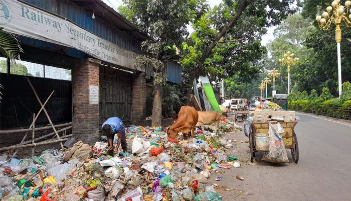 রাজশাহী সিটি করপোরেশনের স্টেশন রোড সংলগ্ন সেকেন্ডারি ট্রন্সফার স্টেশনের গেট বন্ধ করে বর্জ্য ফেলছেন পরিচ্ছন্নতাকর্মীরা। প্রবা ফটো