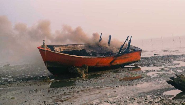 নৌকায় গ্যাস সিলিন্ডার বিস্ফোরণে দগ্ধ আরও এক জেলের মৃত্যু