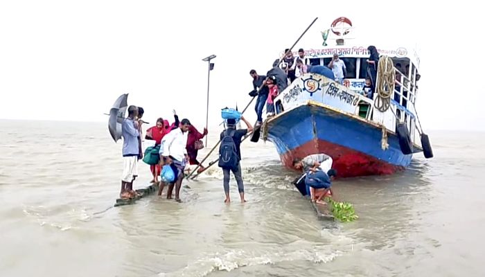 রাঙ্গাবালী লঞ্চঘাটে নেই পন্টুন, যাত্রীদের সীমাহীন দুর্ভোগ 
