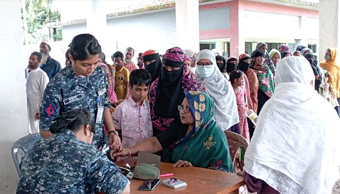 রাঙ্গাবালীতে নৌবাহিনীর বিনামূল্যে চিকিৎসা সেবা