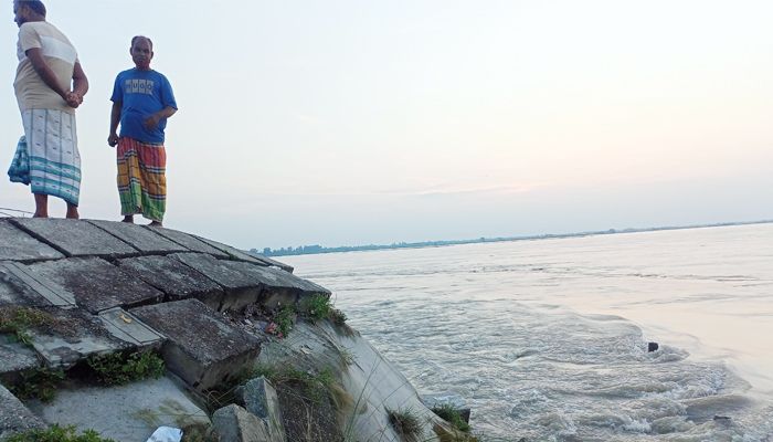 রংপুরে তিস্তা নদীর পানি বিপদসীমা ছুঁই ছুঁই