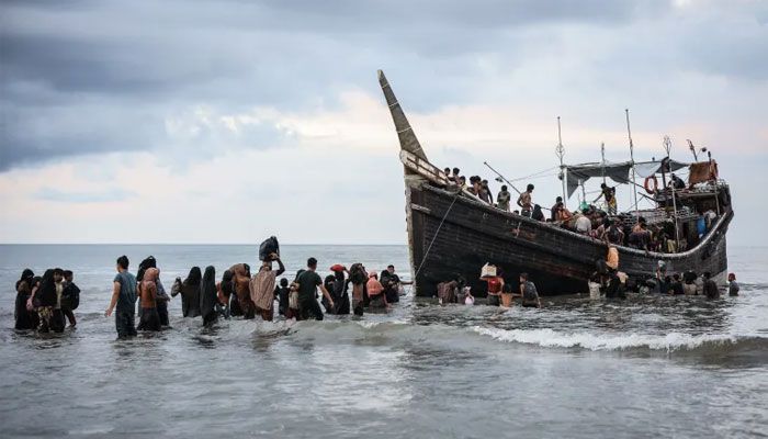 নৌবাহিনীর জাহাজ থেকে রোহিঙ্গা শরণার্থীদের সমুদ্রে ফেলে দিচ্ছে ভারত!