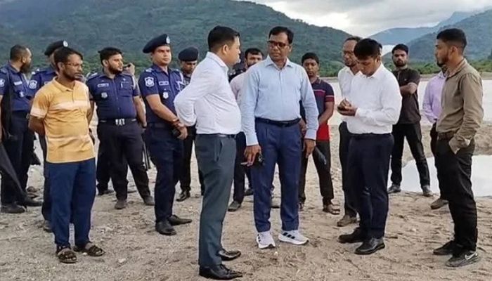 ভোলাগঞ্জে ঘুষ আদায় করত পুলিশ, প্রশাসন ও বিজিবি
