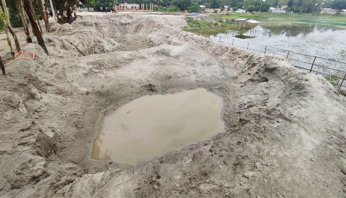 অভিযানেও থামছে না আ. লীগ নেতার অবৈধ বালুর ব্যবসা