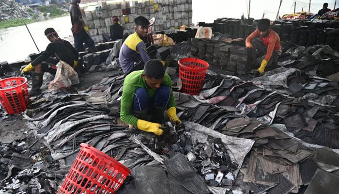 সাভারে অবৈধ ব্যাটারি রিসাইক্লিং কারখানা