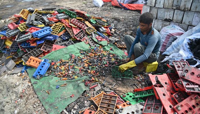 সাভারে অবৈধ ব্যাটারি রিসাইক্লিং কারখানা