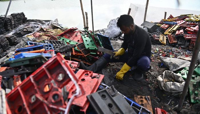 সাভারে অবৈধ ব্যাটারি রিসাইক্লিং কারখানা