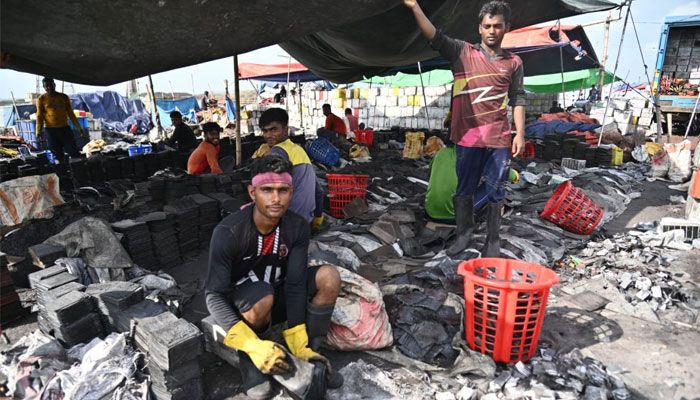 সাভারে অবৈধ ব্যাটারি রিসাইক্লিং কারখানা