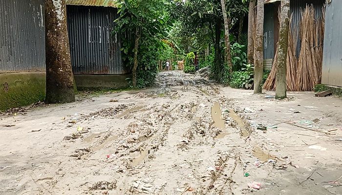 কাঁচা রাস্তায় কাদার দুর্ভোগ, আটকে যাচ্ছে ছেলে-মেয়ের বিয়ে