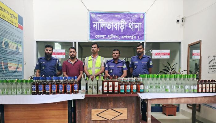 শেরপুরে ২৯৭ বোতল ভারতীয় মদসহ প্রাইভেটকার জব্দ