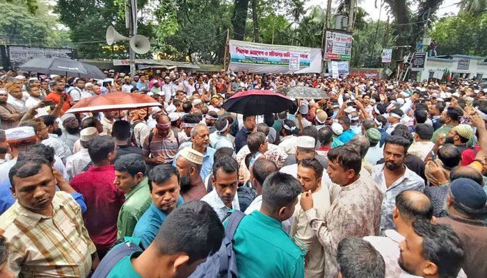 সরকারের আশ্বাস, এক মাসের আল্টিমেটাম শিক্ষকদের