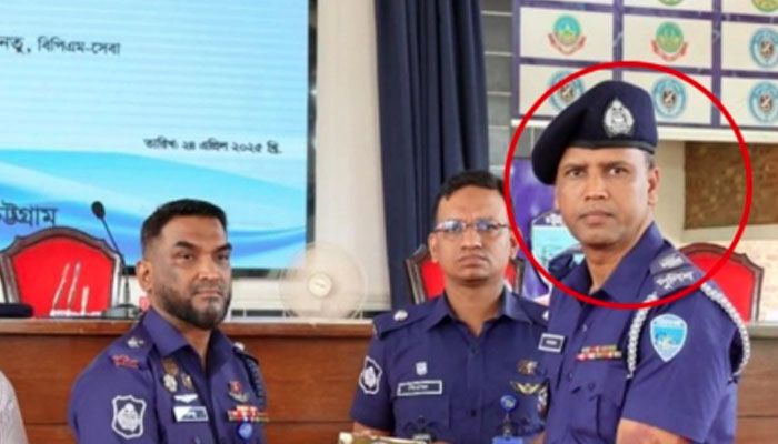 চট্টগ্রাম জেলার শ্রেষ্ঠ মাদক উদ্ধারকারী অফিসার হিসেবে জেলা পুলিশ সুপার মো. সাইফুল ইসলাম সানতুর কাছ থেকে পুরস্কার নিচ্ছেন এসআই কামাল হোসেন (ডানে, লাল গোল চিহ্ন)।