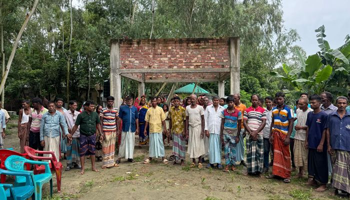 সিংড়ায় আওয়ামী লীগ নেতার বিরুদ্ধে পুকুর দখলের অভিযোগ