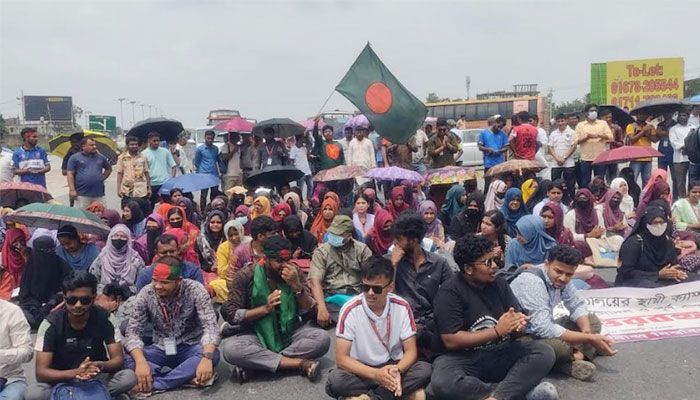 স্থায়ী ক্যাম্পাস দাবিতে ঢাকা-উত্তরবঙ্গ মহাসড়ক অবরোধ রবীন্দ্র ভার্সিটির শিক্ষার্থীদের 