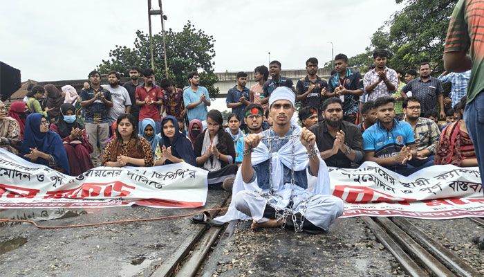 ৬ ঘণ্টা পর রেললাইন ছাড়লেন রবীন্দ্র বিশ্ববিদ্যালয়ের শিক্ষার্থীরা