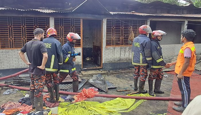 শ্রীপুরে মাদকাসক্ত স্বামীর বিরুদ্ধে স্ত্রীকে হত্যার অভিযোগ, বাড়ি পুড়িয়ে দিল জনতা