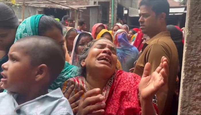 সাবেক স্ত্রীকে কুপিয়ে হত্যার পর যুবকের বিষপান
