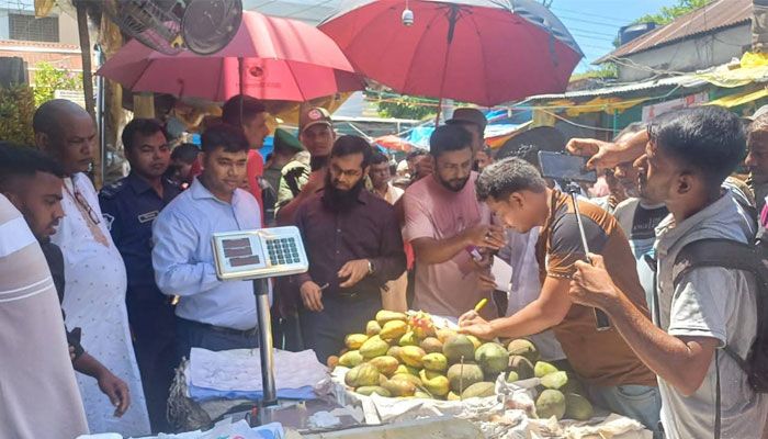 সুনামগঞ্জের জগন্নাথপুর পৌর শহরে ফুটপাত দখল করে গড়ে ওঠা অন্তত ৪০টি অবৈধ দোকানপাট উচ্ছেদ। প্রবা ফটো