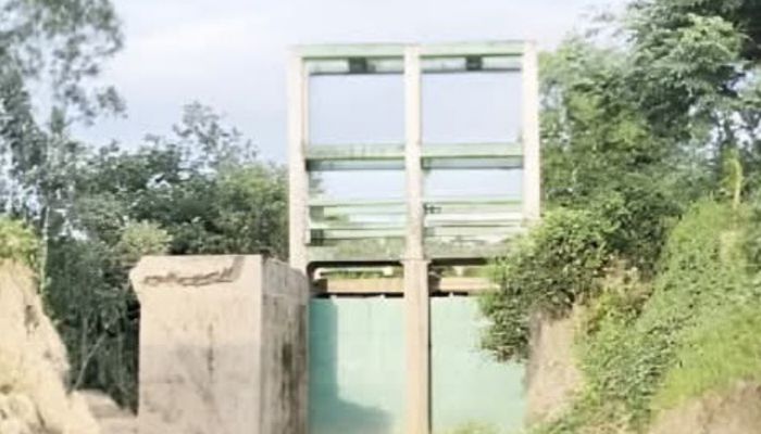 ৬০ লাখ টাকার স্লুইস গেট কাজে আসছে না কৃষকদের!