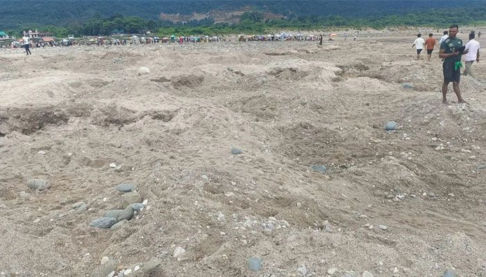 রাজনৈতিক ঐকমত্যে প্রশাসনের আত্মসমর্পণ