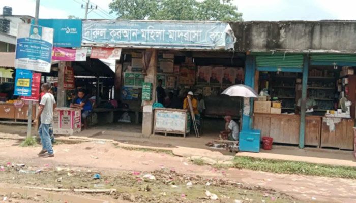 যাত্রীছাউনি থেকেও যেন নেই